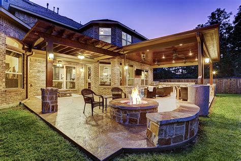 custom outdoor living.